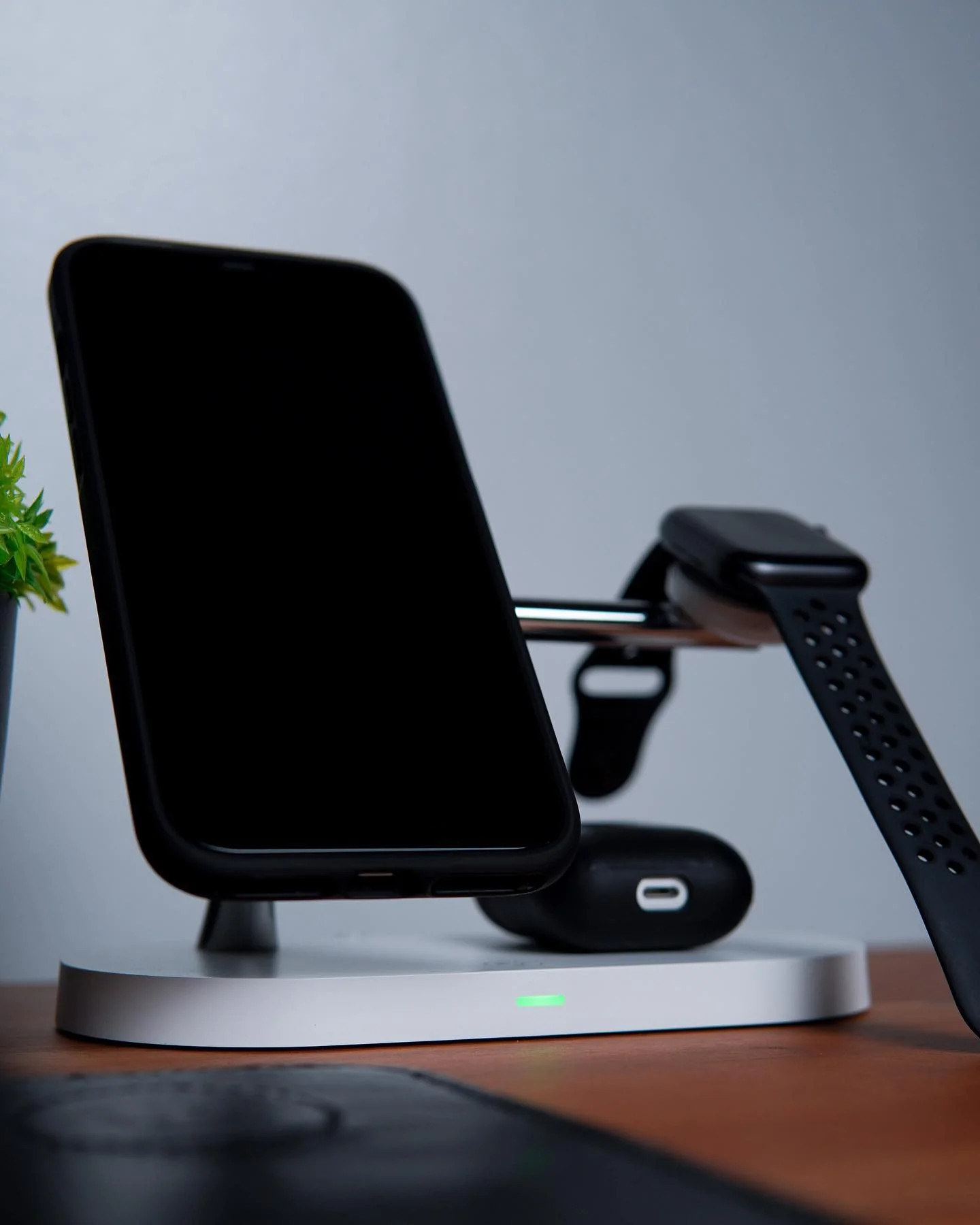 ZEERA 5-in-1 Desktop MagSafe Charger Stand for iPhone & AirPods & Apple Watch - Image 7