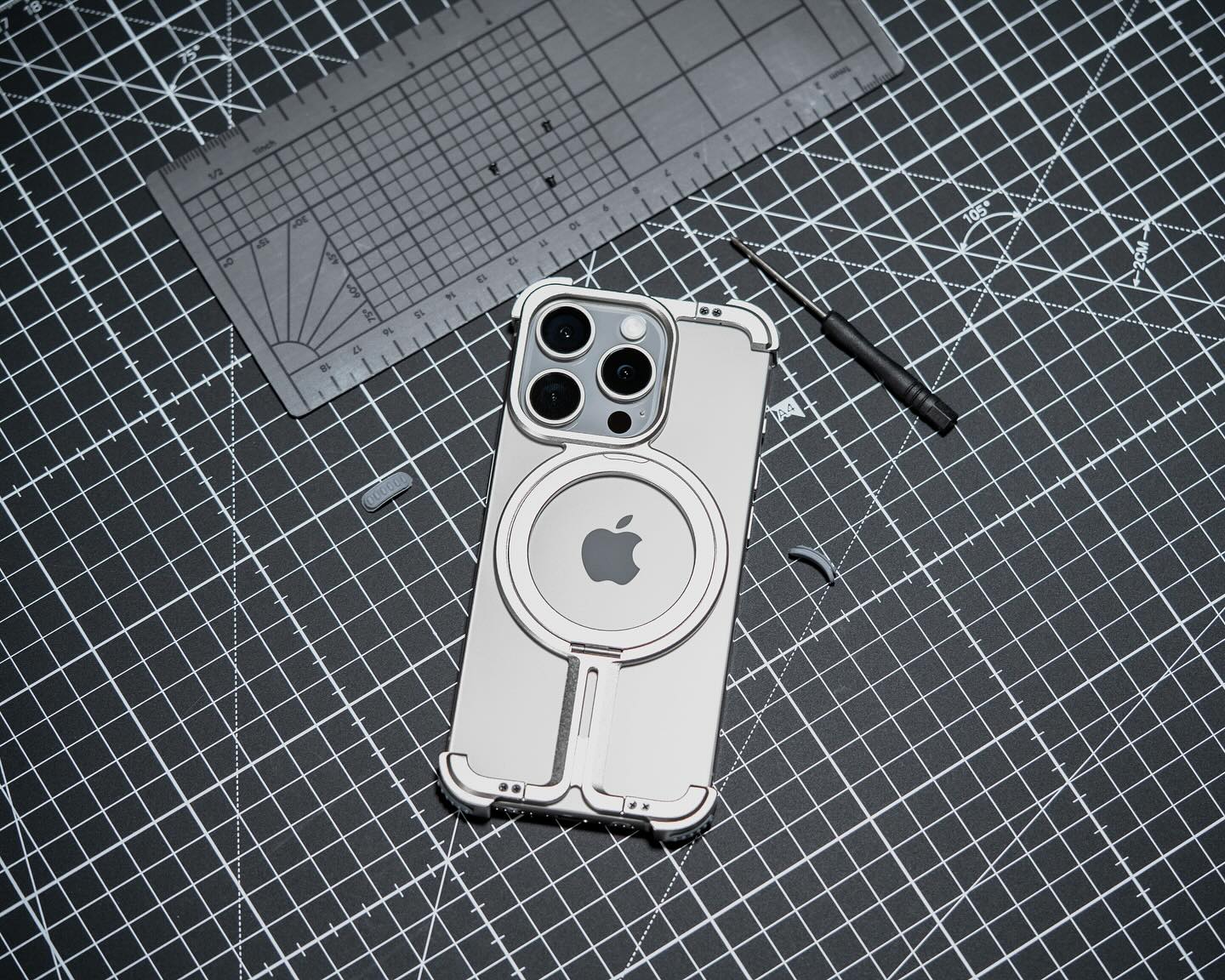 ZEERA Aluminum Alloy MagSafe Kickstand Cooling Case: Featuring a Futuristic Mechanical Aesthetic - Image 9