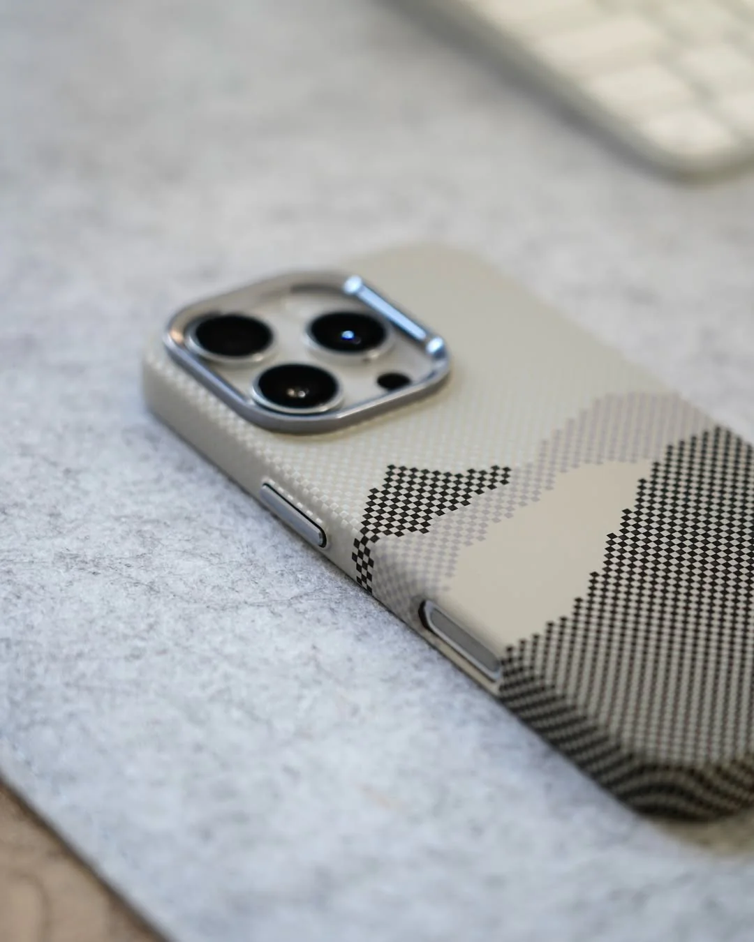 ZEERA MagPixel Pro: Premium MagSafe Case with a Striking Pixel Mountain Design - Image 10