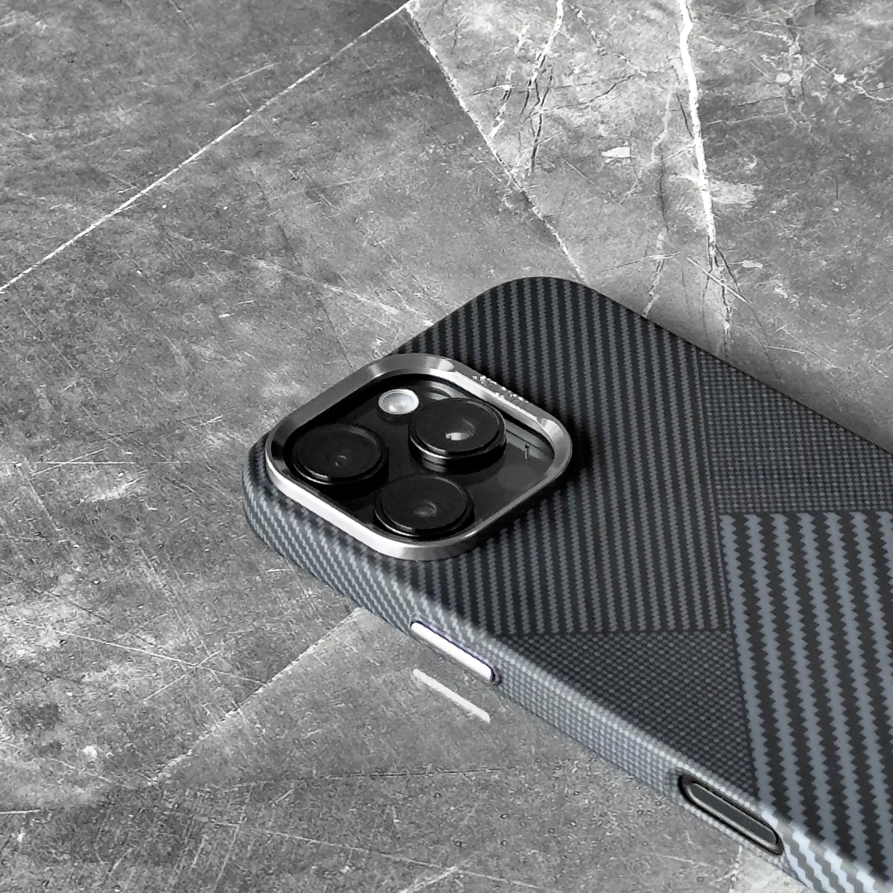 ZEERA Magtrix Pro: Experience the Elevated Carbon Fiber Texture for a Distinctive Tactile Feel - Image 3