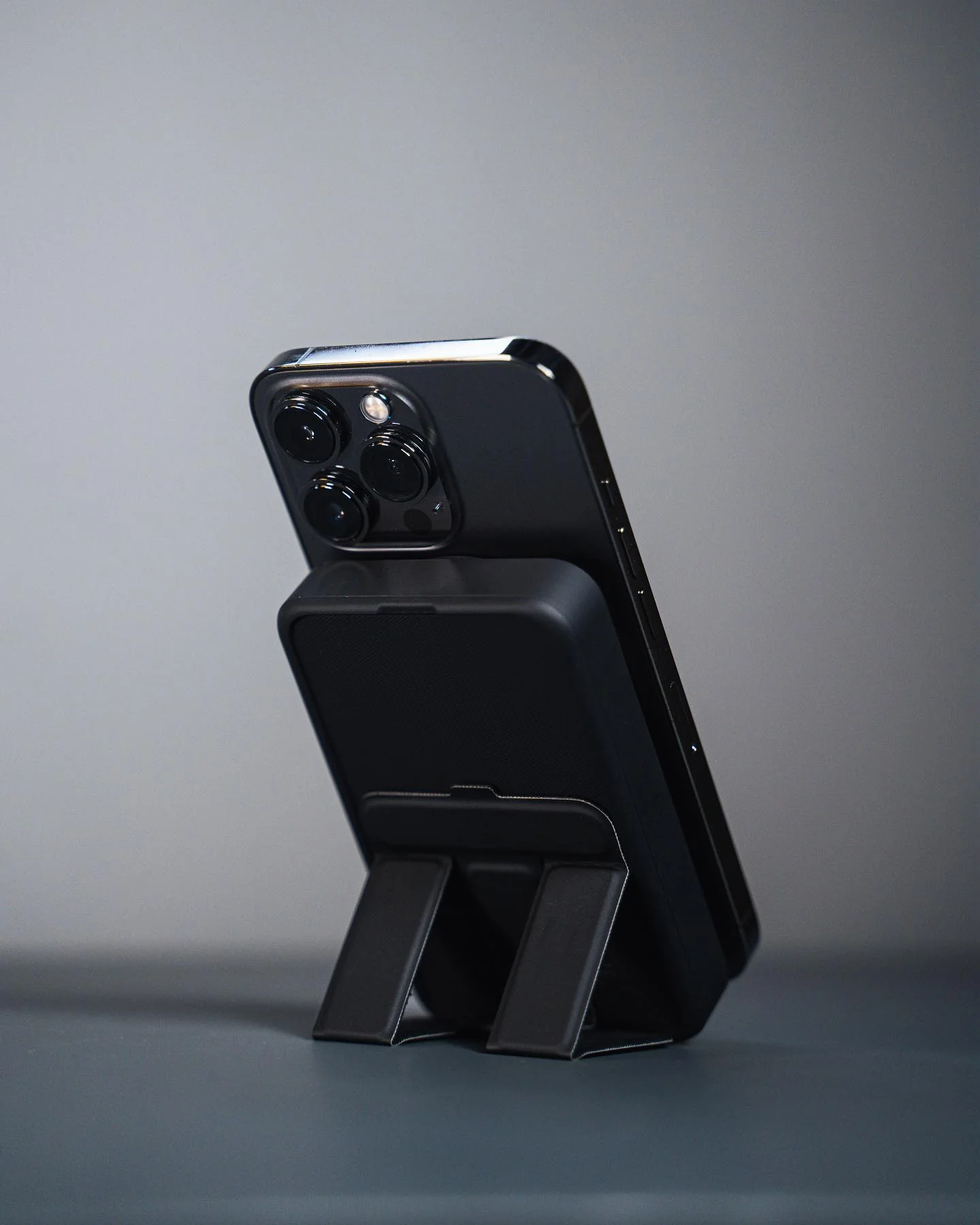 ZEERA MagVolt Gen4: World's First 10,000mAh Foldable MagSafe Battery Pack for Apple Watch, iPhone & Airpods - Image 3