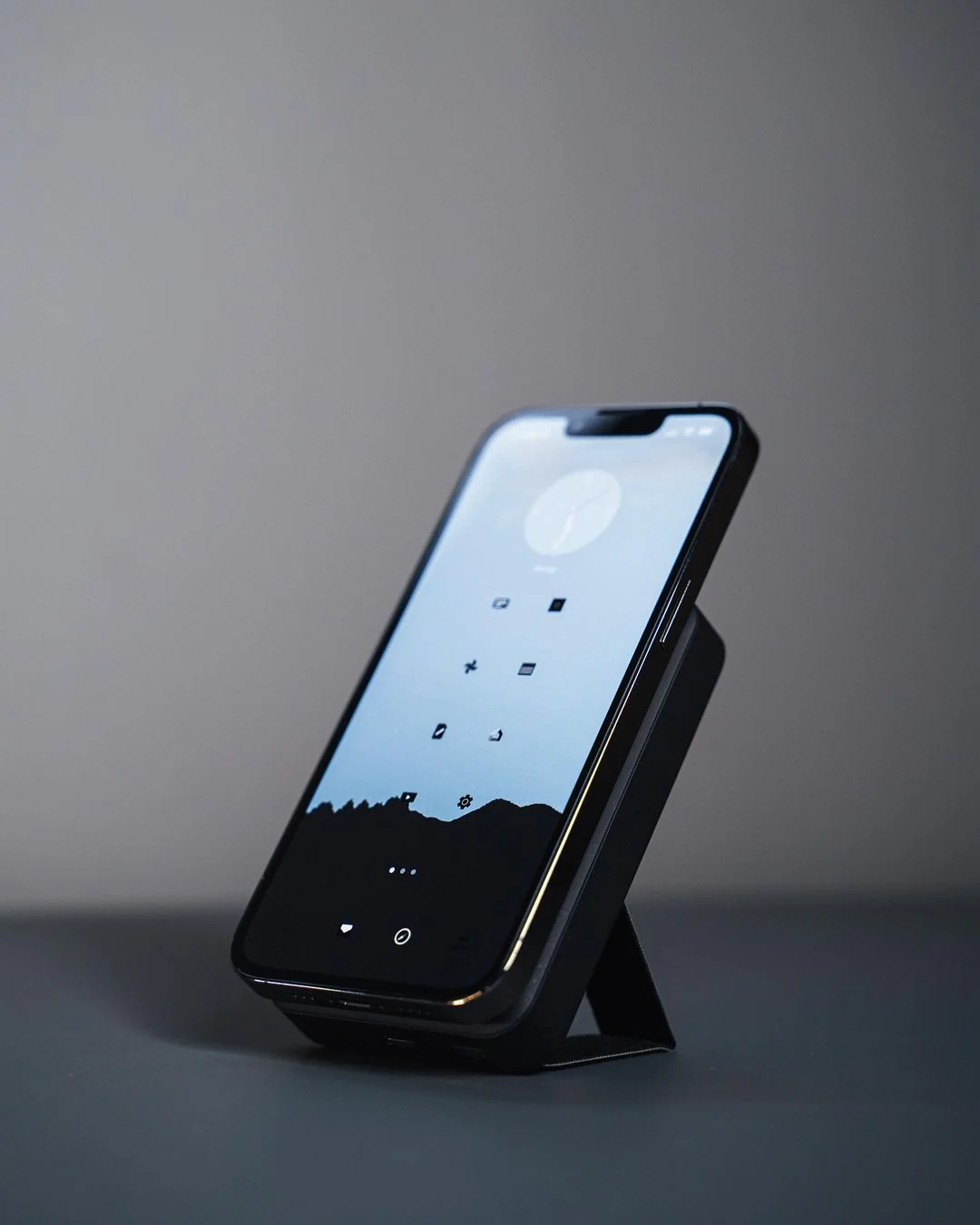 ZEERA MagVolt Gen4: World's First 10,000mAh Foldable MagSafe Battery Pack for Apple Watch, iPhone & Airpods - Image 5